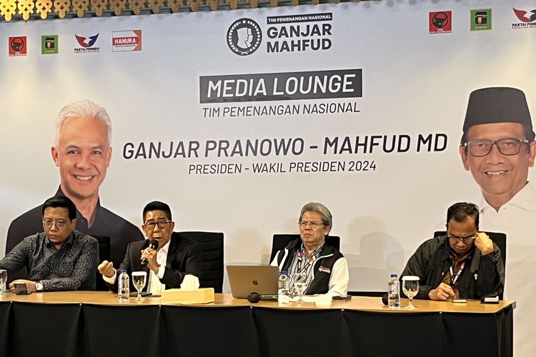 Wakil Deputi Hukum TPN, Henry Yosodiningrat dalam konferensi pers di Media Center TPN Ganjar-Mahfud, di Jalan Cemara, Menteng, Jakarta Pusat, Jumat (29/12/2023). (KOMPAS.com / IRFAN KAMIL)