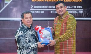 Kepala BPK RI Perwakilan Sumut Eydu Oktain Panjaitan menerima langsung LKPD Pemko Medan yang diserahkan oleh Wali Kota Medan Bobby Nasution. BP/erwan