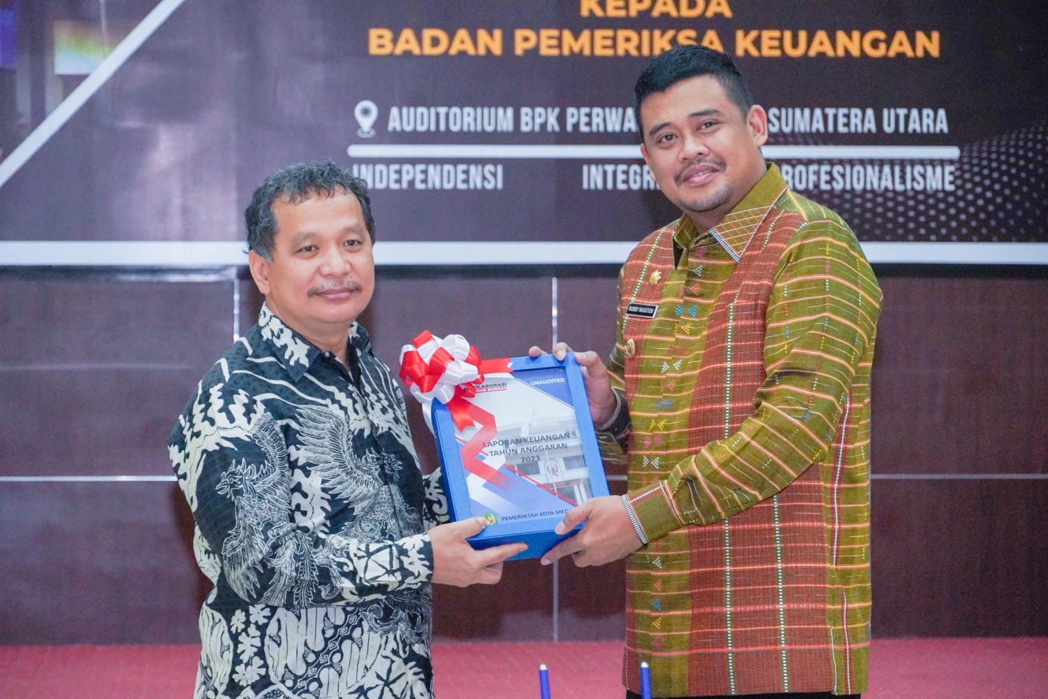 Kepala BPK RI Perwakilan Sumut Eydu Oktain Panjaitan menerima langsung LKPD Pemko Medan yang diserahkan oleh Wali Kota Medan Bobby Nasution. BP/erwan