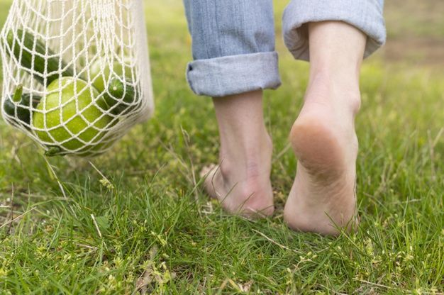 Berjalan Tanpa Alas Kaki, Apakah Ini Kebiasaan Sehat ala Selebritas yang Patut Ditiru?