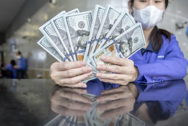 Rupiah Menguat Jelang Akhir Pekan Dipicu Pernyataan Dovish dari Ketua The Fed