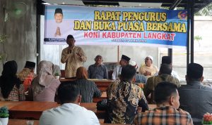 Ketua KONI Langkat H. Syah Afandin. SH jalin silahturahmi pada seluruh pengurus dan buka puasa bersama. Foto : Sangkot Sihotang. 