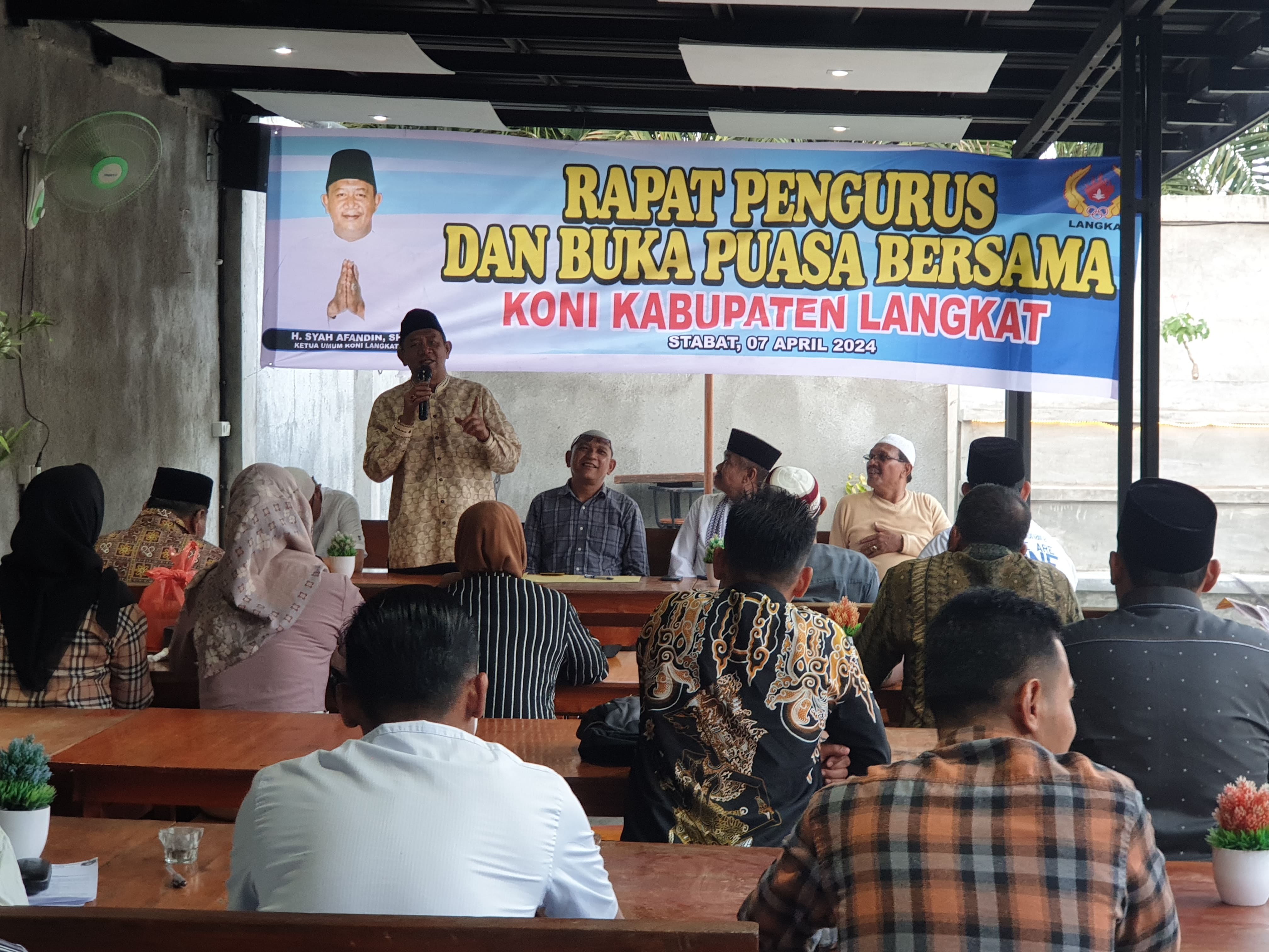 Ketua KONI Langkat H. Syah Afandin. SH jalin silahturahmi pada seluruh pengurus dan buka puasa bersama. Foto : Sangkot Sihotang. 