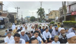 Para jama'ah khusu' mendengar Khutbah yang disampaikan Imam dan juga Khatib Shalat Idul Fitri 1445 H di Masjid Raya Al-Ikhlas Samora, Ustadz H Ahmad Siddiq Nasution, Rabu (10/4-24). Foto : BP/Ist