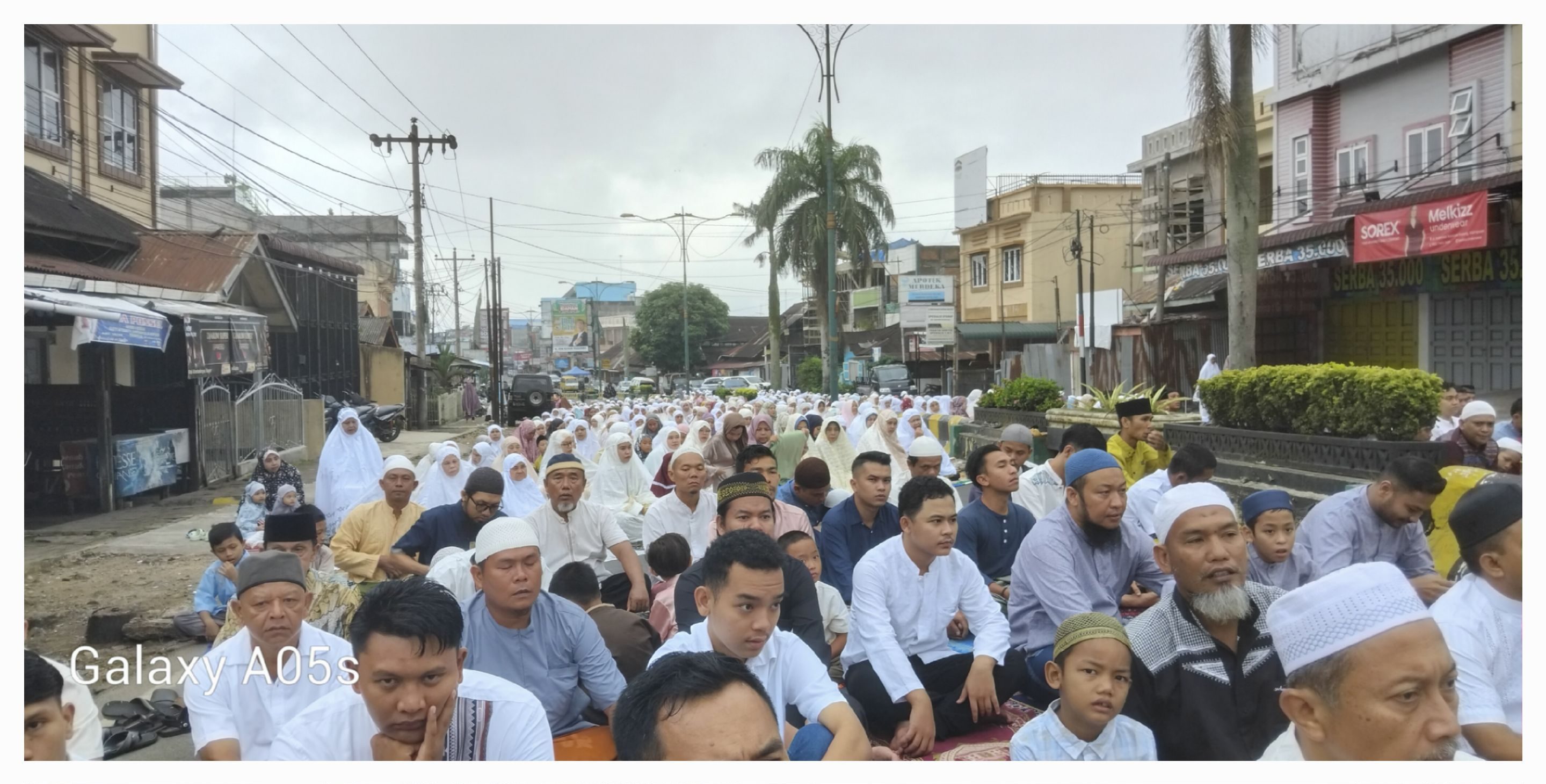 Para jama'ah khusu' mendengar Khutbah yang disampaikan Imam dan juga Khatib Shalat Idul Fitri 1445 H di Masjid Raya Al-Ikhlas Samora, Ustadz H Ahmad Siddiq Nasution, Rabu (10/4-24). Foto : BP/Ist