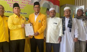Rasyid Assaf Dongoran MSi saat mendaftarkan dirinya sebagai Balon Bupati yang diterima Ketua Tim Penjaringan DPD Partai Golkar Tapsel, Senin (22/4-24). Foto : BP/Ist