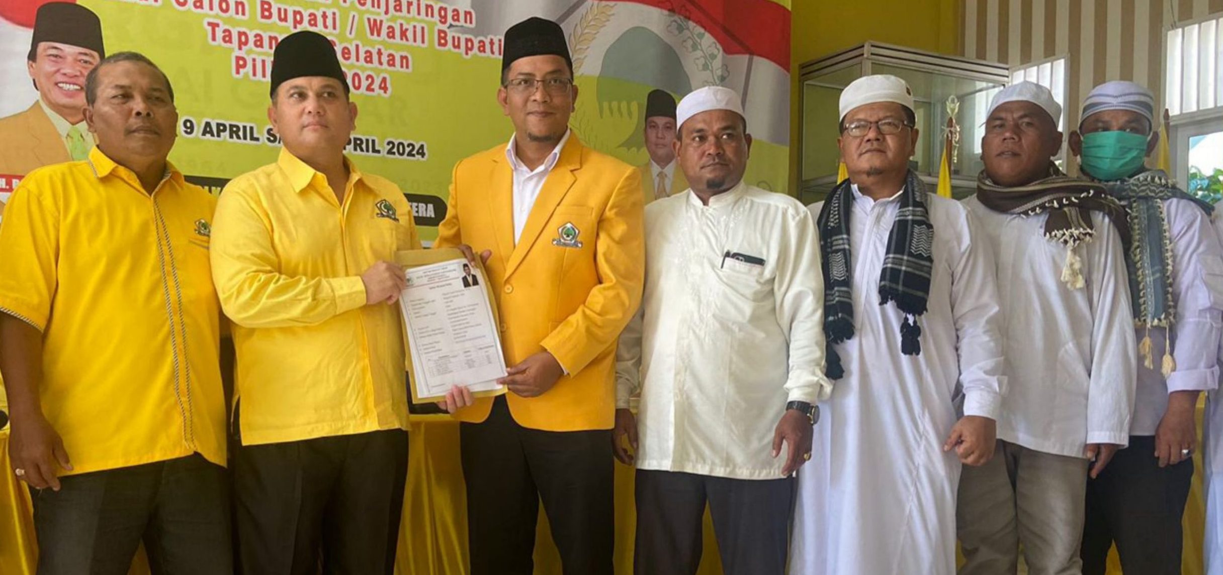Rasyid Assaf Dongoran MSi saat mendaftarkan dirinya sebagai Balon Bupati yang diterima Ketua Tim Penjaringan DPD Partai Golkar Tapsel, Senin (22/4-24). Foto : BP/Ist