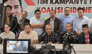 Komanda TKN Golf Haris Rusli Moti (tengah depan) saat memberikan keterangan pers di Jakarta, Kamis (18/4/2024). ANTARA/HO-TKN Prabowo-Gibran.