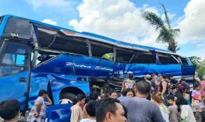 Detik-detik Bus Putra Sulung Ditabrak Kereta Api Raja Basa