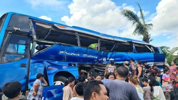 Detik-detik Bus Putra Sulung Ditabrak Kereta Api Raja Basa