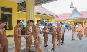 Pj Wali Kota Padangsidimpuan Letnan Dalimunthe saat memimpin Apel Pagi hari pertama kerja pasca libur Idul Fitri 1445 H, Selasa (16/4-24). Foto : BP/Ist.