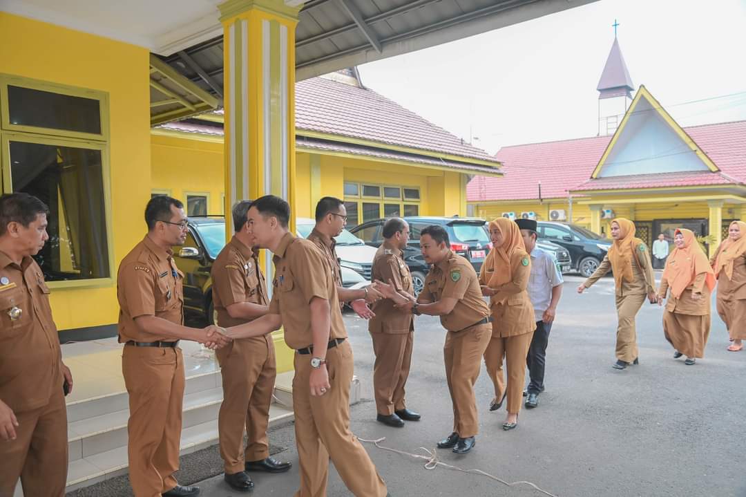 Pj Wali Kota Padangsidimpuan Letnan Dalimunthe saat memimpin Apel Pagi hari pertama kerja pasca libur Idul Fitri 1445 H, Selasa (16/4-24). Foto : BP/Ist.