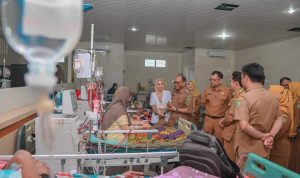 Pj Wali Kota Padangsidimpuan Letnan Dalimunthe saat Sidak di RSUD Kota Padangsidimpuan di hari pertama masuk kerja, Selasa (16/4-24). Foto : BP/Ist