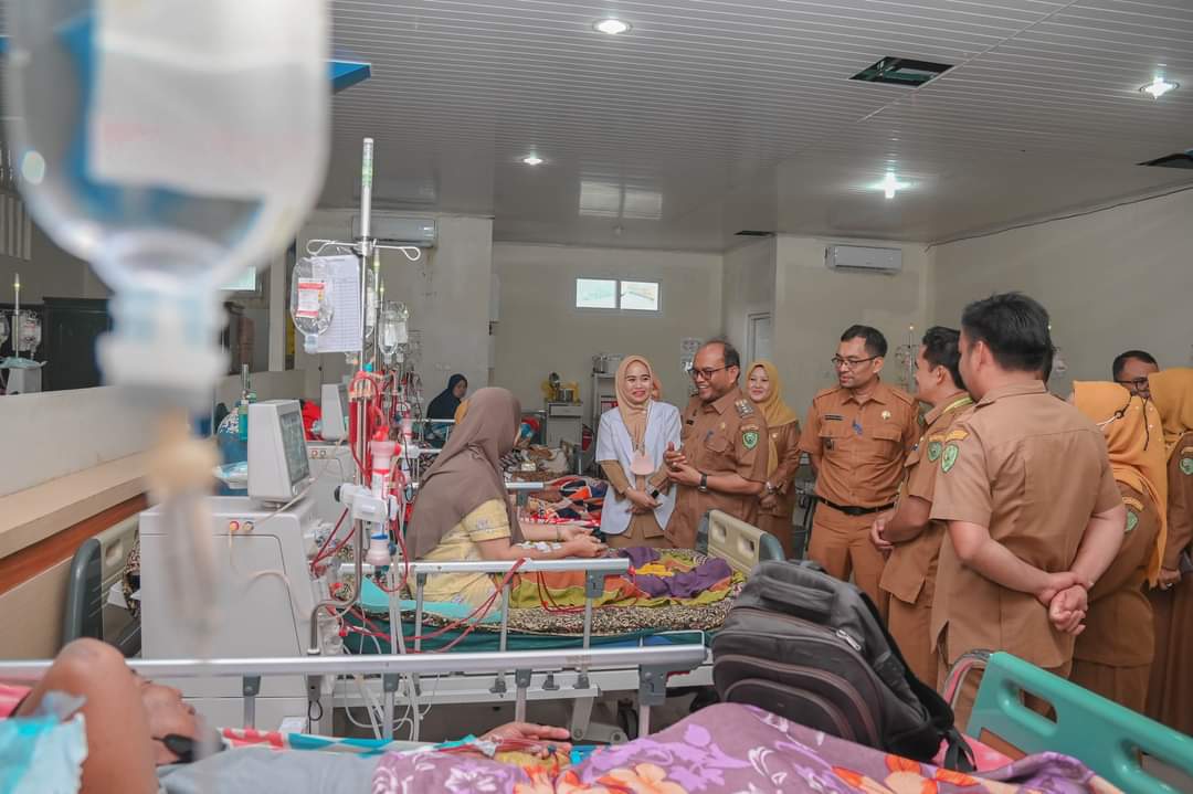 Pj Wali Kota Padangsidimpuan Letnan Dalimunthe saat Sidak di RSUD Kota Padangsidimpuan di hari pertama masuk kerja, Selasa (16/4-24). Foto : BP/Ist