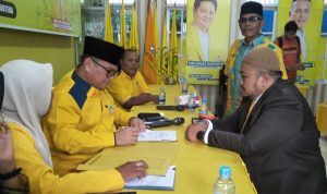 : H Dolly Pasaribu saat mendaftar dengan mengembalikan formulir yang telah dilampirkan berbagai persyaratan Balon Bupati periode 2024-2029 di Kantor Partai Golkar Tapsel, Jum'at (19/4-24). Foto : BP/Ist