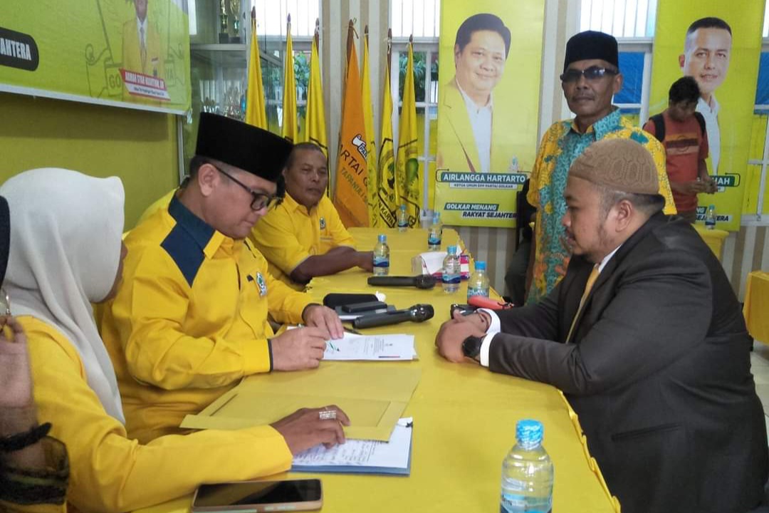 : H Dolly Pasaribu saat mendaftar dengan mengembalikan formulir yang telah dilampirkan berbagai persyaratan Balon Bupati periode 2024-2029 di Kantor Partai Golkar Tapsel, Jum'at (19/4-24). Foto : BP/Ist