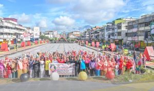 Pj Wali Kota Padangsidimpuan Letnan Dalimunthe foto bersama dengan kaum perempuan IGTKI dan PGRI ddlam peringatan Hari Kartini tahun 2024, Minggu (21/4-24). Foto : BP/Ist