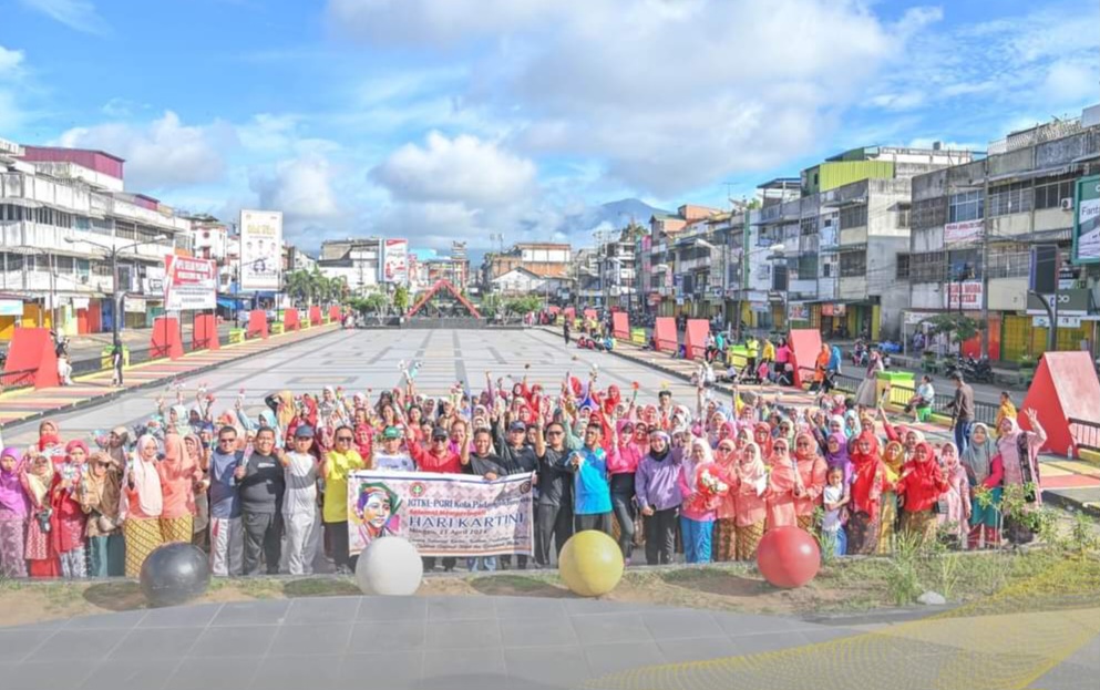 Pj Wali Kota Padangsidimpuan Letnan Dalimunthe foto bersama dengan kaum perempuan IGTKI dan PGRI ddlam peringatan Hari Kartini tahun 2024, Minggu (21/4-24). Foto : BP/Ist