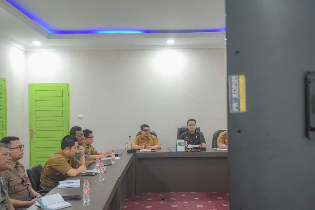 Plt Sekdako Padangsidimpuan, Roni Gunawan Rambe saat memimpin rapat tentang Pengelolaan Alaman Bolak di ruang rapat Wali Kota, Selasa (23/4-24). Foto : BP/Ist
