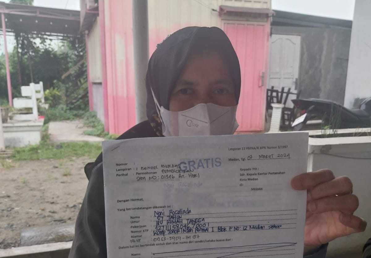 korban ketika menunjukkan salah satu dokumen.(Istimewa).