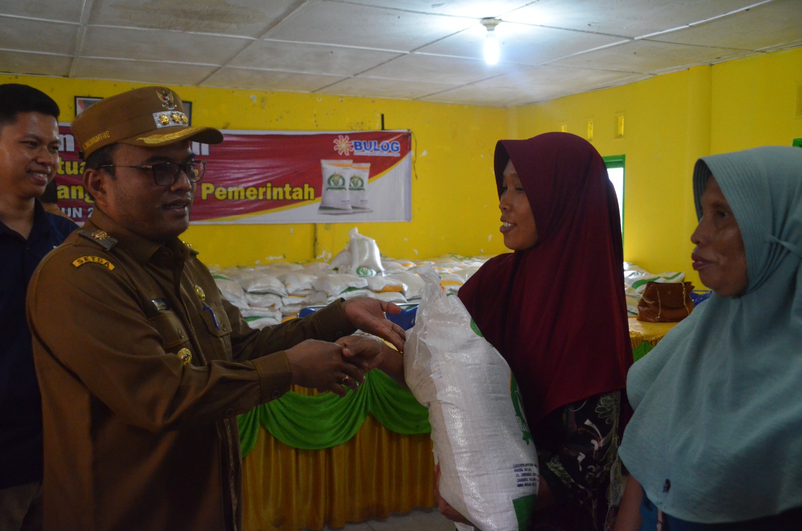 Pj Wali Kota Padangsidimpuan Letnan Dalimunthe saat menyerahkan BPC Beras kepada masyarakat Batunadua, Senin (1/4-24). Foto : BP/Ist