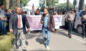 Massa ketika melakukan aksi demontrasi di Kantor DPRD dan Kantor Bupati Deli Serdang.(Istimewa)