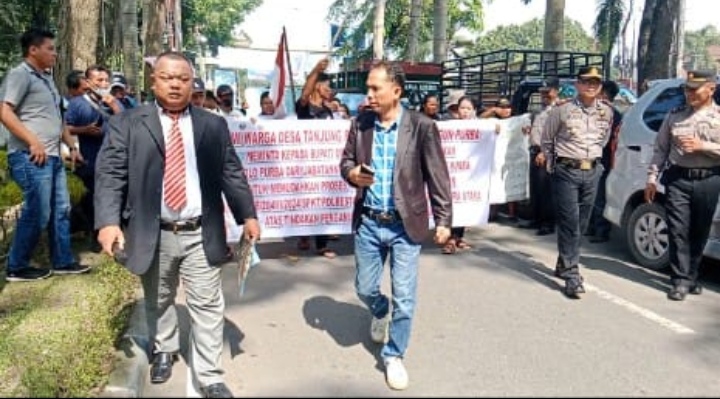 Massa ketika melakukan aksi demontrasi di Kantor DPRD dan Kantor Bupati Deli Serdang.(Istimewa)