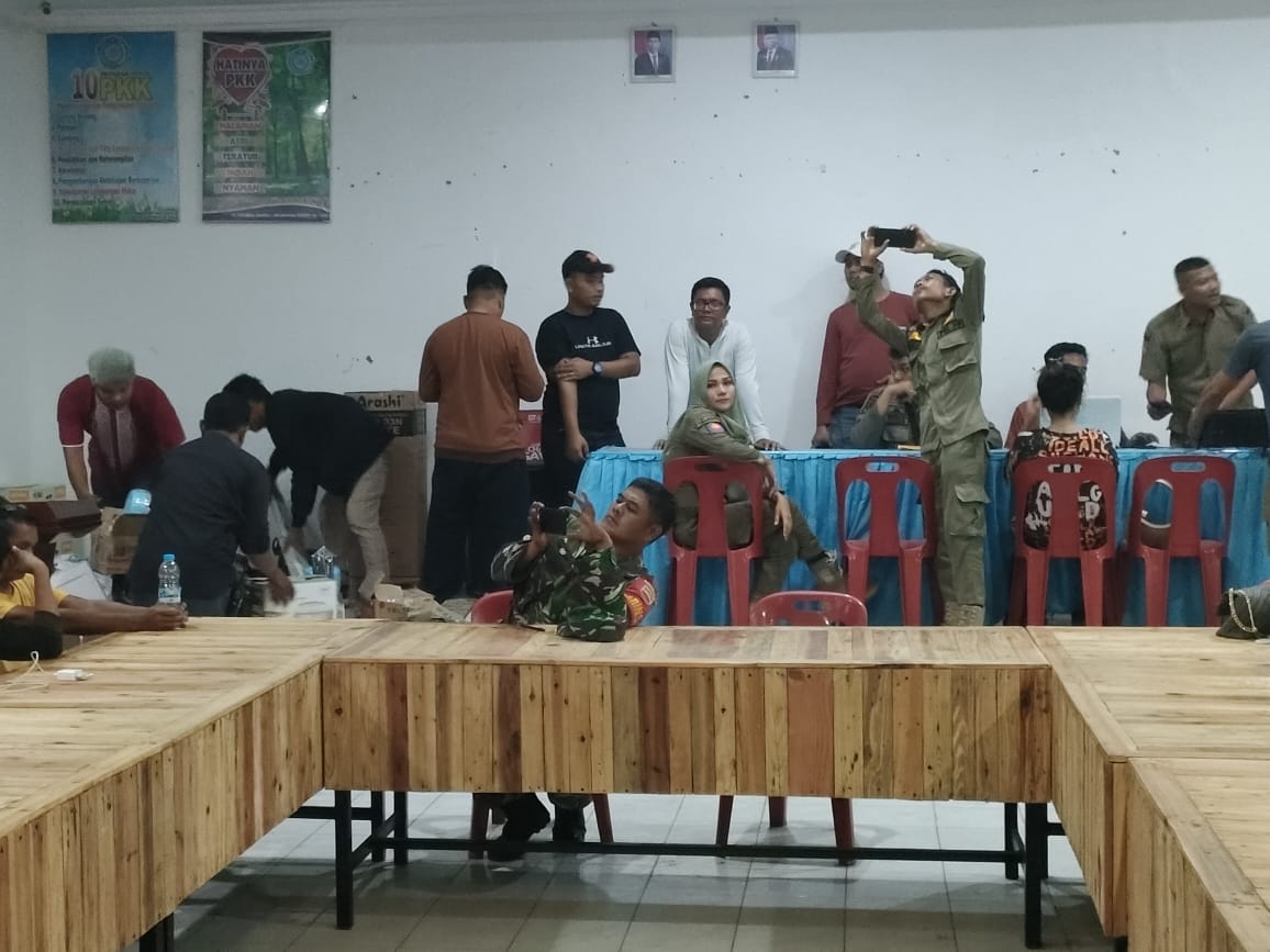 Tim gabungan mendata sejumlah orang yang diamankan saat terjaring razia.(Istimewa)