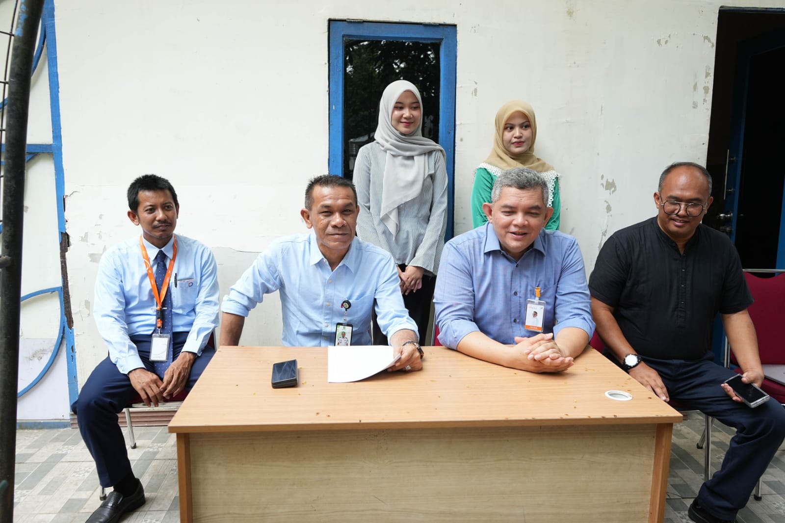 Kadishub Medan Iswar Lubis saat foto bersama. BP/erwan