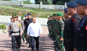 Bupati Tapsel Dolly Pasaribu dan Kapolres AKBP Yasir Ahmadi saat periksa Pasukan Operasi Ketupat Toba 2024 di Lapangan Mapolres Tapsel. Sipirok, Rabu (3/4-24). Foto : BP/Ist