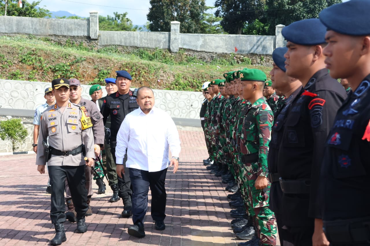 Bupati Tapsel Dolly Pasaribu dan Kapolres AKBP Yasir Ahmadi saat periksa Pasukan Operasi Ketupat Toba 2024 di Lapangan Mapolres Tapsel. Sipirok, Rabu (3/4-24). Foto : BP/Ist
