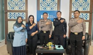 AKBP Herwansyah bersama dengan anggotanya berfoto bersama dengan tim RRI Medan.(Istimewa)