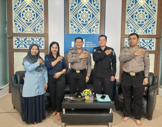 AKBP Herwansyah bersama dengan anggotanya berfoto bersama dengan tim RRI Medan.(Istimewa)