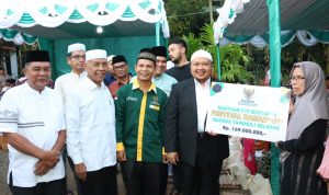 Bupati Tapsel Dolly Pasaribu saat menyalurkan bantuan kepada masyarakat saat Safari Ramadhan 1445 Hijriah di Desa Siamporik Lombang, Selasa (2/4-24). Foto : BP/Ist