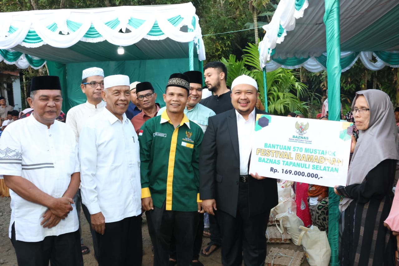 Bupati Tapsel Dolly Pasaribu saat menyalurkan bantuan kepada masyarakat saat Safari Ramadhan 1445 Hijriah di Desa Siamporik Lombang, Selasa (2/4-24). Foto : BP/Ist