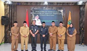 Pj Wali Kota Padangsidimpuan Letnan Dalimunthe foto bersama dengan pejabat PTP yang baru saja dilantik, Jum'at (5/4-24). Foto : BP/Ist