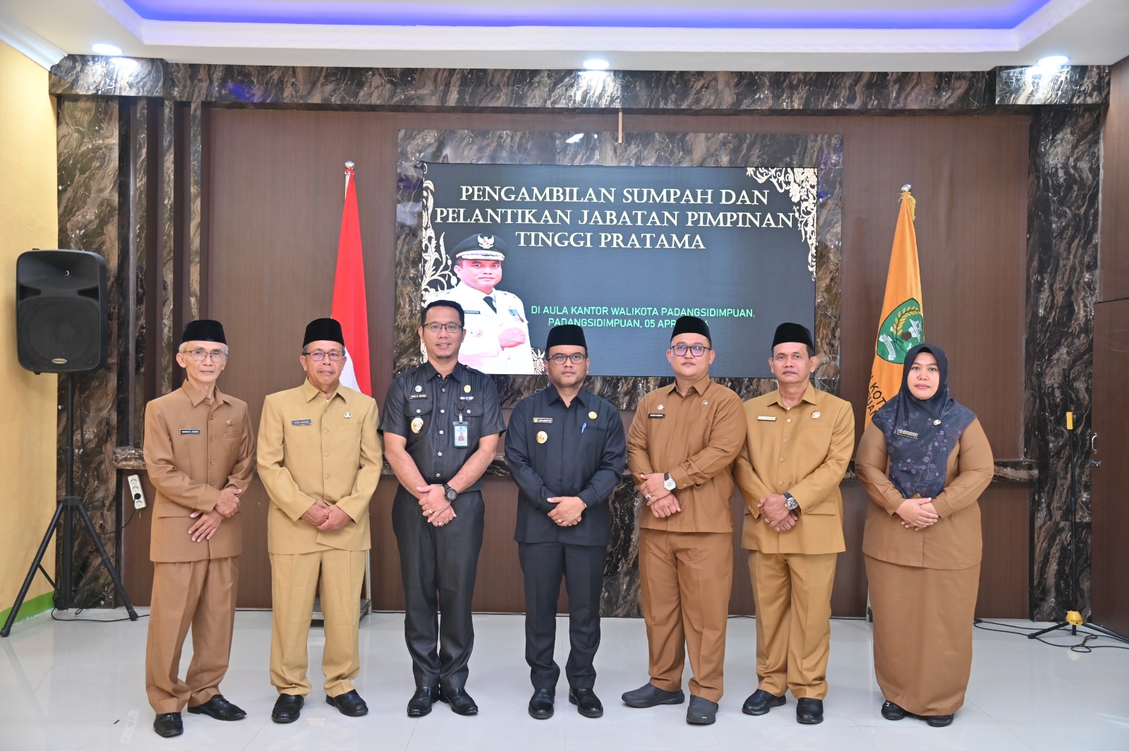Pj Wali Kota Padangsidimpuan Letnan Dalimunthe foto bersama dengan pejabat PTP yang baru saja dilantik, Jum'at (5/4-24). Foto : BP/Ist