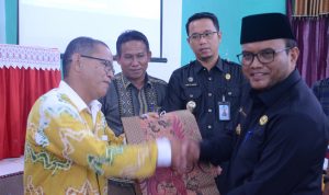 Pj Wali Kota Padangsidimpuan Letnan Dalimunthe memberikan bingkisan secara simbolis kepada wartawan dalam Jumpa Pers dengan Pemko P. Sidimpuan, Jum'at (5/4-24). Foto : BP/Ist