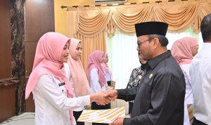 Pj Wali Kota Padangsidimpuan Letnan Dalimunthe saat menyerahkan SK Pengangkatan P3K Tenaga Pendidikan dan Kesehatan Formasi Tahun 2023, Jum'at (5/4-24). Foto : BP/Ist