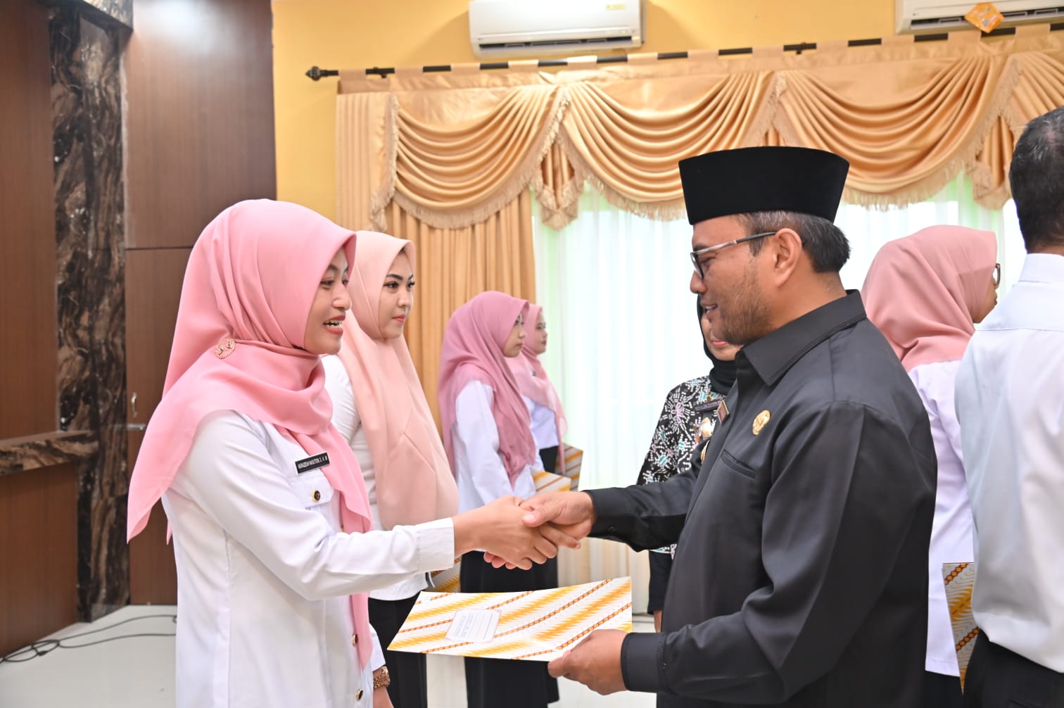 Pj Wali Kota Padangsidimpuan Letnan Dalimunthe saat menyerahkan SK Pengangkatan P3K Tenaga Pendidikan dan Kesehatan Formasi Tahun 2023, Jum'at (5/4-24). Foto : BP/Ist