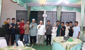 Bupati Tapsel Dolly Pasaribu foto bersama dengan CPMI asal Tapsel usai buka bersama di rumas dinas Bupati, Jum'at (5/4-24). Foto : BP/Ist 