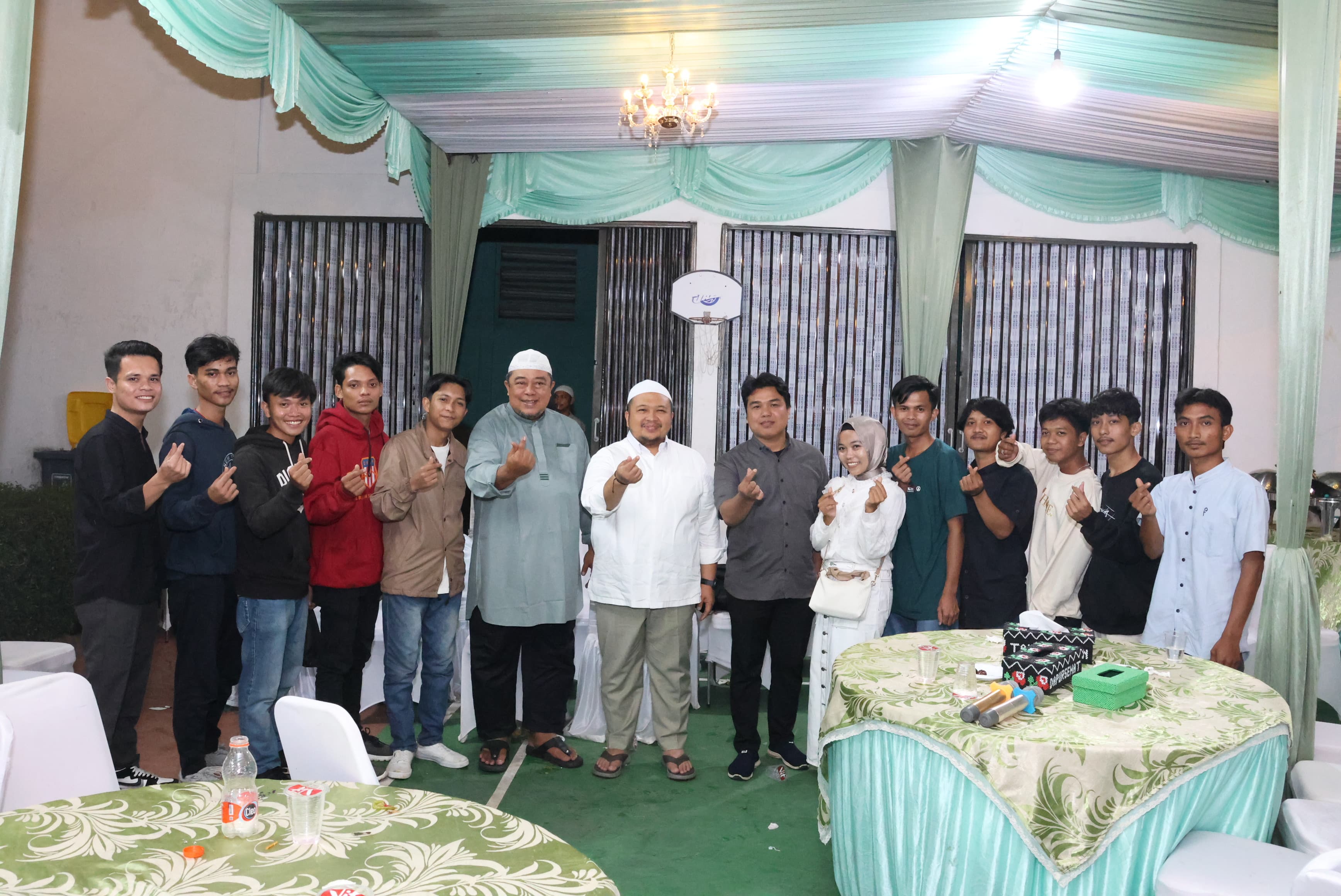 Bupati Tapsel Dolly Pasaribu foto bersama dengan CPMI asal Tapsel usai buka bersama di rumas dinas Bupati, Jum'at (5/4-24). Foto : BP/Ist 