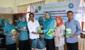 Ketua TP PKK Tapsel Ny Rosalina Dolly Pasaribu saat memberikan bantuan bibit tanaman hortikultura pada kunjungan di Desa Binaan Perkebunan Hapesong, Jum'at (5/4-24). Foto : BP/Ist