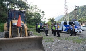 Kapolda Sumut mengecek jalur lintas dan kesiapan alat berat.(Istimewa)