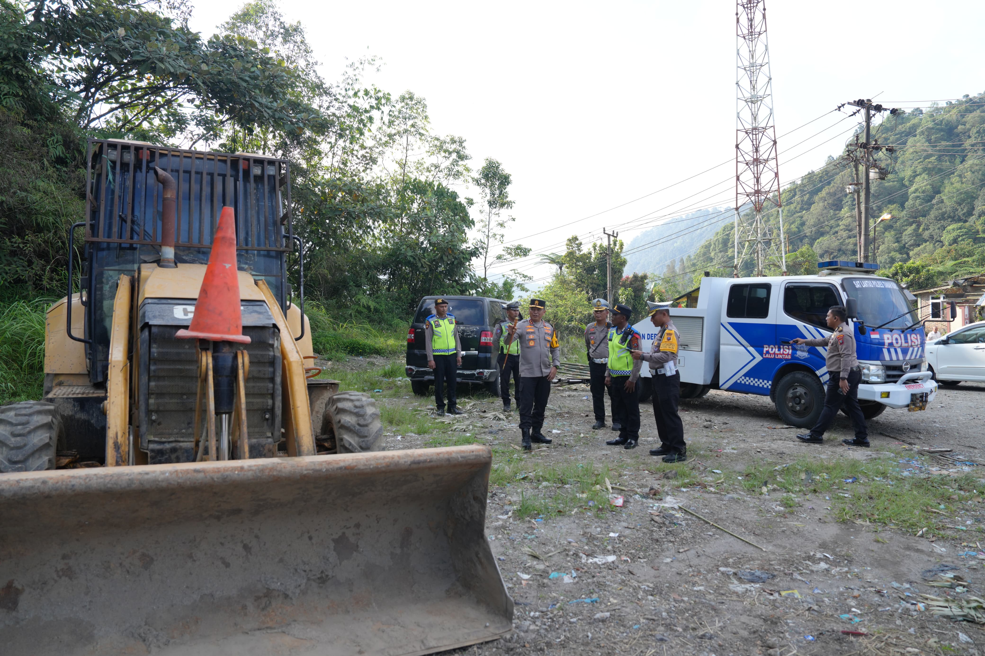 Kapolda Sumut mengecek jalur lintas dan kesiapan alat berat.(Istimewa)