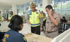 Polda Sumut melaksanakan cek tes urine kepada supir bus.(Istimewa)