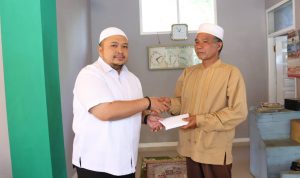 Bupati Tapsel Dolly Pasaribu saat memberikan bantuan dan Zakat Mal di Kecamatan SDH. Sabtu (6/4-24). Foto : BP/Ist