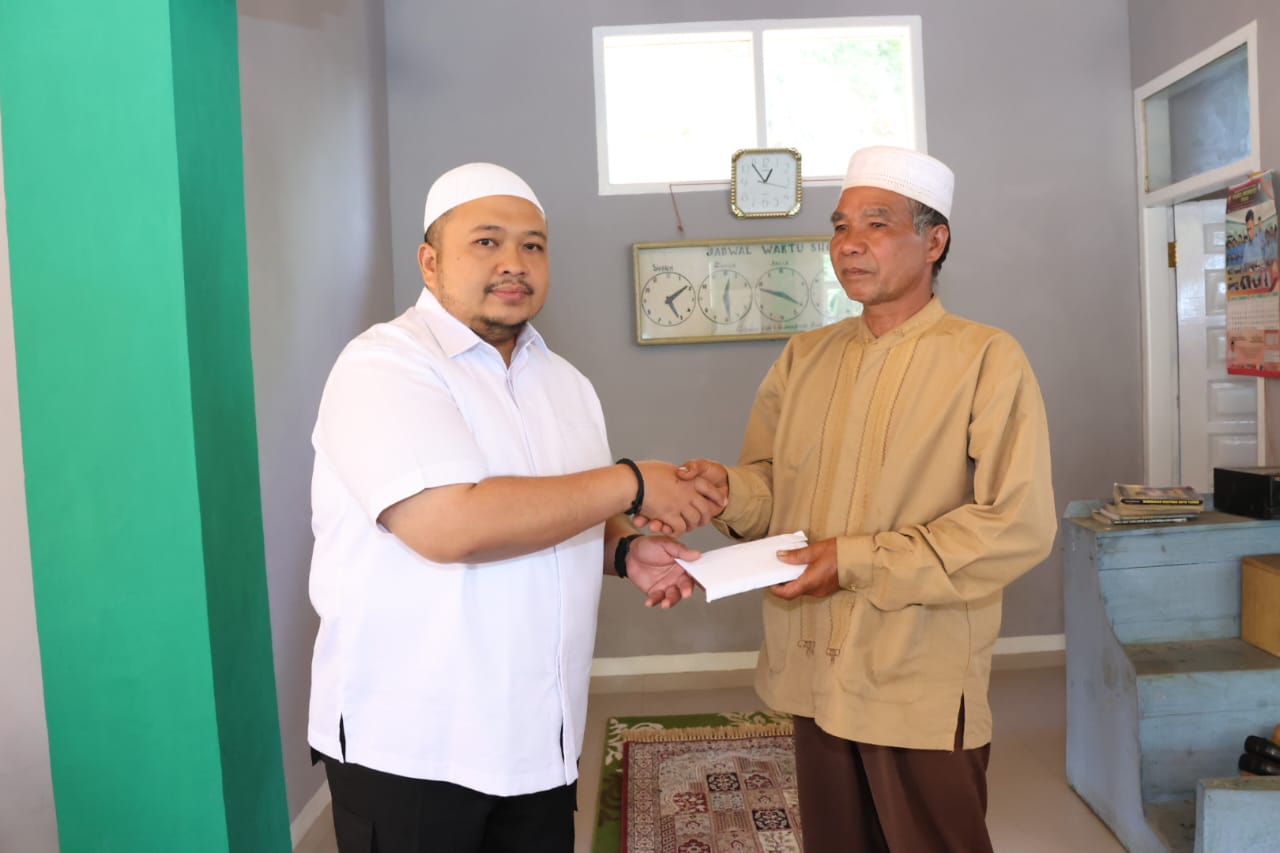 Bupati Tapsel Dolly Pasaribu saat memberikan bantuan dan Zakat Mal di Kecamatan SDH. Sabtu (6/4-24). Foto : BP/Ist