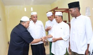 Bupati Tapsel Dolly Pasaribu saat menyerahkan bantuan dan Zakat Mal ke beberapa BKM di Tapsel, Minggu (7/4-24). Foto : BP/Ist