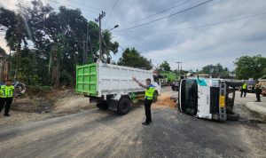 Truk terbalik.(Istimewa)
